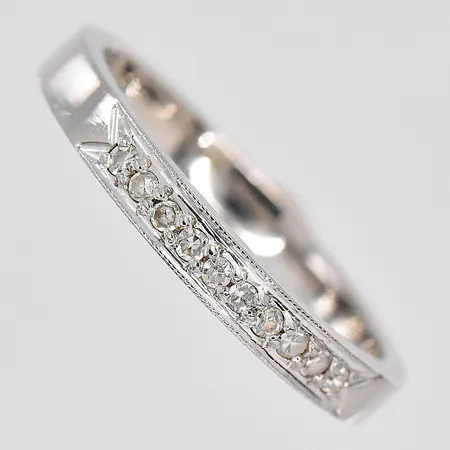 Ring vitguld, diamanter ca 10x0,01ct, stl 17¾, bredd 2,8mm, 18K Vikt: 3,7 g