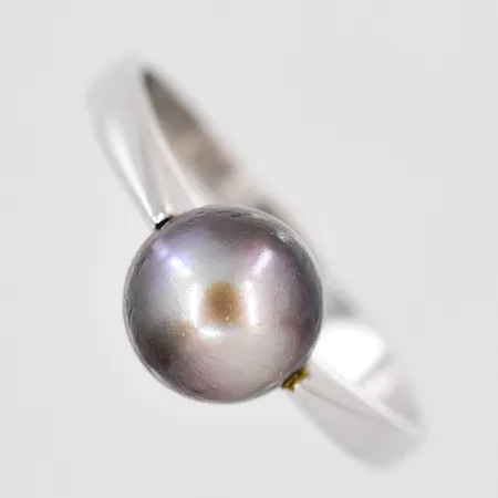 Ring vitguld, stl 17¾, färgad pärla Ø7,5mm, limrester, 18K Vikt: 3,2 g