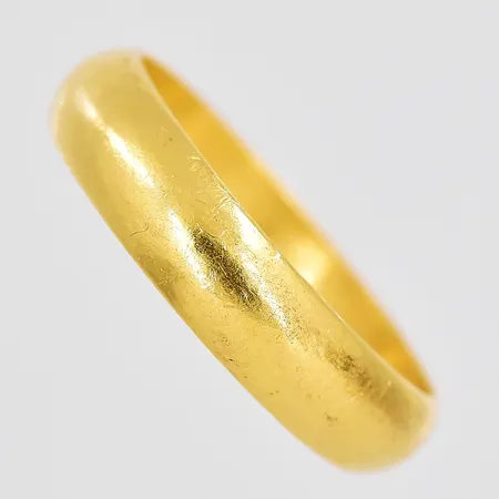 Ring, stl 19¾, bredd 5,1mm, personlig gravyr, 23K Vikt: 7,9 g