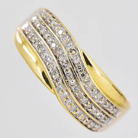 Ring, diamanter 0,25ctv enligt gravyr, stl 19½, ovandel bredd 8,6mm, defekt, en diamant saknas, GHA, 18K Vikt: 6,1 g