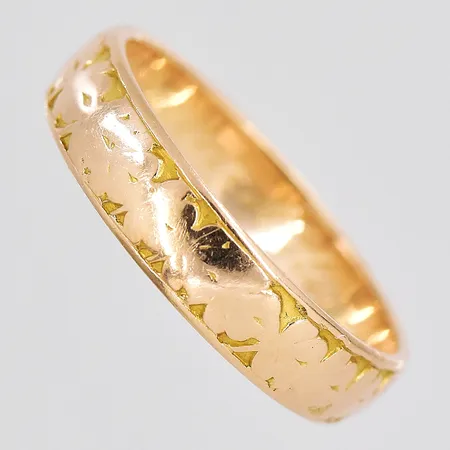 Ring, stl 19, bredd 4,7mm, personlig gravyr, sliten skena, 18K Vikt: 4,8 g