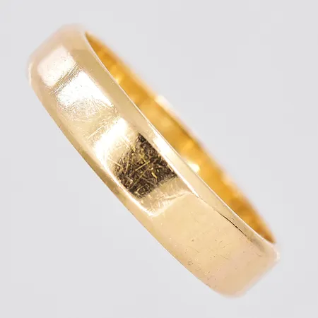 Ring, stl 20¼, bredd 5,1mm, personlig gravyr, 18K Vikt: 7 g