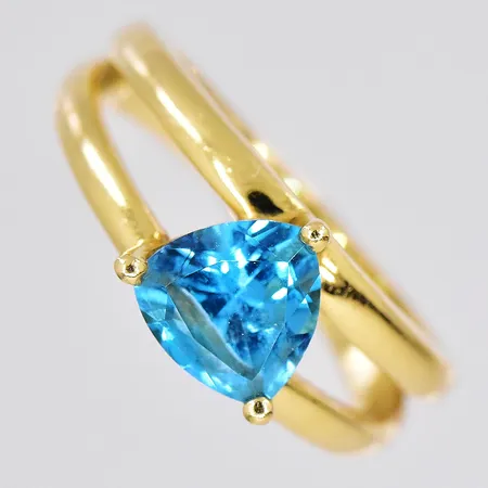 Ring, stl 16¾, blå sten, ovandel bredd 7,6mm, 18K Vikt: 5,2 g