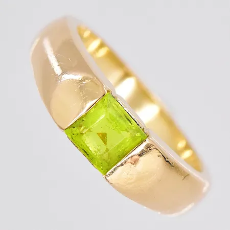 Ring, stl 17, ovandel bredd 5,7mm, grön sten naggad, 18K Vikt: 4,3 g