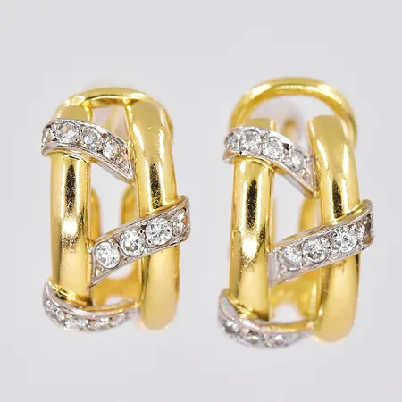 Ett par örhängen, diamanter ca 8x0,01ct 4x0,02ct/st, längd 16mm, bredd 9,2mm, gulguld/vitguld, 18K Vikt: 7,9 g