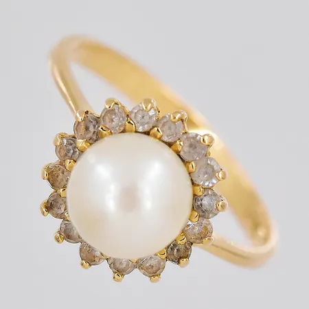 Ring med pärla, stl 16¾, Ø 7,2mm, höjd 9,7mm, vita stenar, 18K Vikt: 3 g