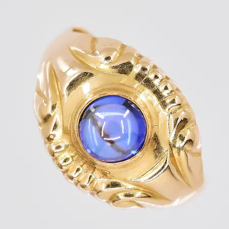 Ring, stl 17½, blå sten, ovandel bredd 12,7mm, 18K Vikt: 2,6 g