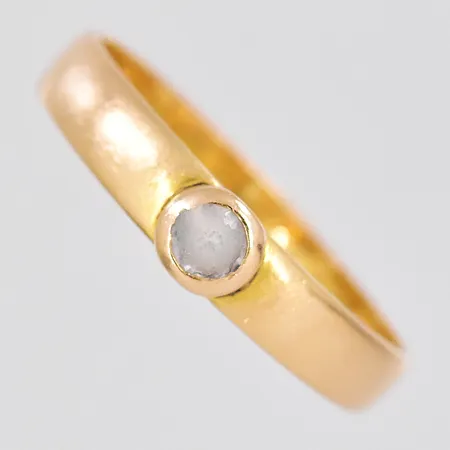 Ring, stl 19, personlig gravyr, skadad vit sten, 20K Vikt: 2,6 g