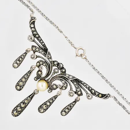 Collier med markasiter, 43cm, hängets bredd 62mm, silver 830/1000 Vikt: 13,4 g