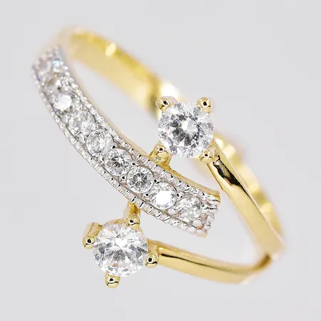 Ring med vita stenar, stl 18, 14K Vikt: 2,1 g