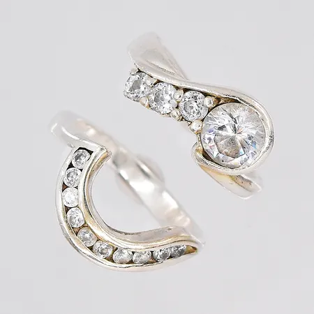 2 Ringar, stl ca 16½, vita stenar, silver Vikt: 9 g