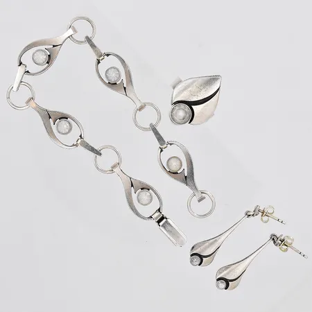 Set av Karl Laine, Armband,19,5cm, bredd 11,2mm, Örhängen, längd 32mm, Ring ställbar storlek, ovandel bredd 23mm, silver 925/1000 Vikt: 20,2 g