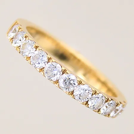 Ring med diamanter 11 x ca 0,08ct, två stycken av diamanterna indikerar på att vara syntetiska, stl 17, bredd 3mm, skena med mindre repor, 18K  Vikt: 3,6 g