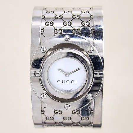 Damur Gucci Twirl, stål, quartz, boett-nr: 112, serie-nr: 11324584, Ø32mm, pärlemorurtavla, safirglas, integrerad stållänk, repig, bruksslitage, box, extra länkbitar, garantikort från Krons Ur