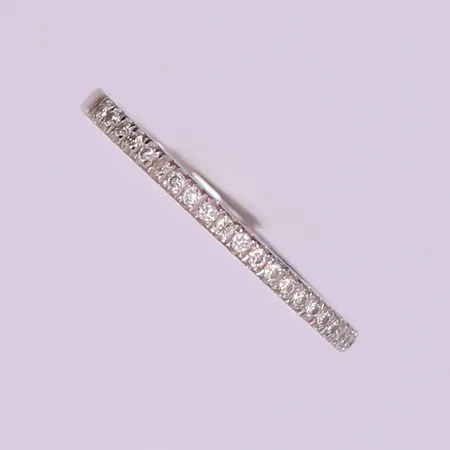 Ring med briljantslipade diamanter 26 x 0,0075ct, stl: 16¾, bredd 1,5mm, GHA, vitguld 18K.  Vikt: 2,3 g