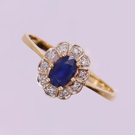 Ring med Safir samt 8/8-slipade diamanter 10 x 0,005ct, stl: 19, bredd 1,5-10,5mm, GHA, 18K.  Vikt: 2,4 g