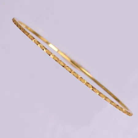 Armring med dekor, Ø57,5mm, bredd 1,2mm, 21K.  Vikt: 8,5 g