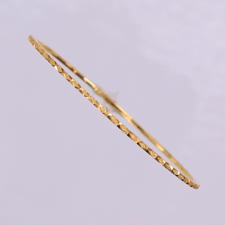 Armring med dekor, Ø57mm, bredd 1,2mm, 21K.  Vikt: 8,5 g