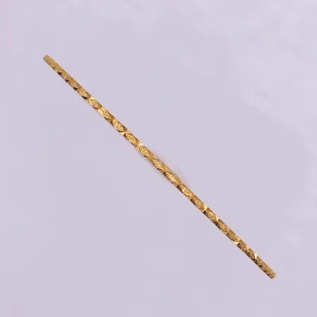 Armring med dekor, Ø57,5mm, bredd 1,2mm, 21K.  Vikt: 8,7 g