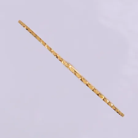 Armring med dekor, Ø57,5mm, bredd 1,2mm, 21K.  Vikt: 8,7 g