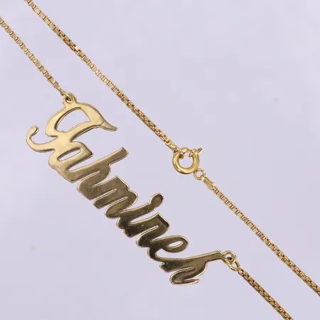 Collier med integrerad namnbricka, längd 51,5cm, bredd 1,5-19mm, 18K.  Vikt: 16,2 g