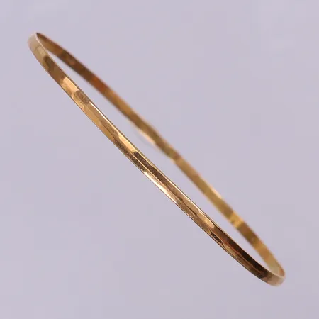 Armring med dekor, Ø62mm, bredd 2mm, bucklig/skev, 18K.  Vikt: 3,2 g