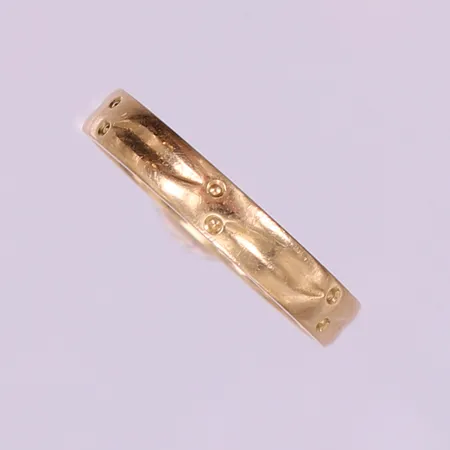 Ring med mönsterdekor, stl: 16¼, bredd 3mm, gravyr, 18K.  Vikt: 3,1 g