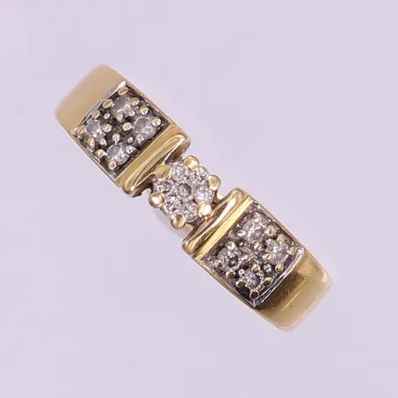 Ring med briljantslipade diamanter 9 x ca 0,02ct, 6 x 0,01ct, stl: 15¾, bredd 3-5mm, bucklig/skev, gravyr, 18K.  Vikt: 4,6 g