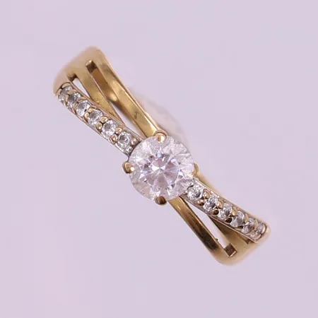 Ring med vita stenar, stl: 18¼, bredd 1,5-5mm, GHA, 18K.  Vikt: 2,5 g