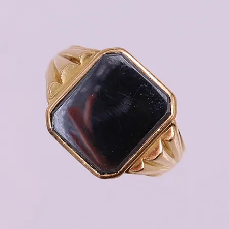 Klackring med hematit, stl: 19½, bredd 3,5-15mm, 18K.  Vikt: 8,4 g