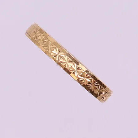 Ring med dekor, stl: 18, bredd 3mm, gravyr, 18K.  Vikt: 2,6 g