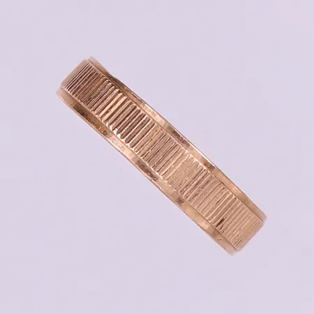 Ring med dekor, stl: 18¼, bredd 4,5mm, ostämplat 14K.  Vikt: 3,6 g