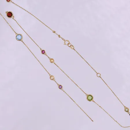 Collier med färgstenar, ca 44-48cm, bredd 1-6mm, knutar, av på mitten. 18K  Vikt: 3,7 g