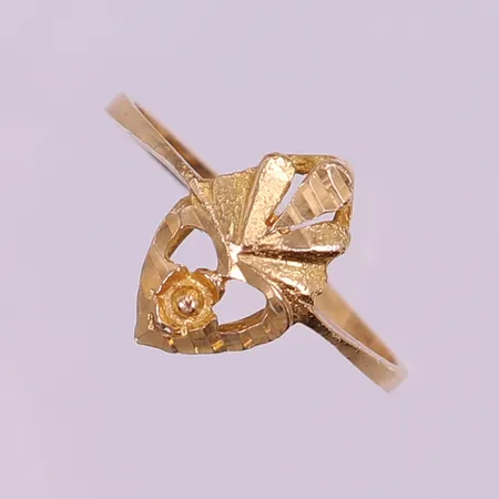 Ring med frostad dekor, stl 19, bredd 1,5-13mm, ostämplad. 18K Vikt: 1,9 g