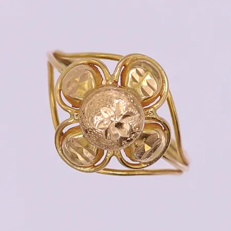 Ring, stl 18¼, bredd 2-14,5mm, skev bucklig. 18K Vikt: 2,4 g
