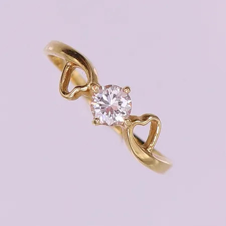 Ring med hjärtdekor och vit sten, stl 18, bredd 1,5-6mm. 18K Vikt: 1,8 g