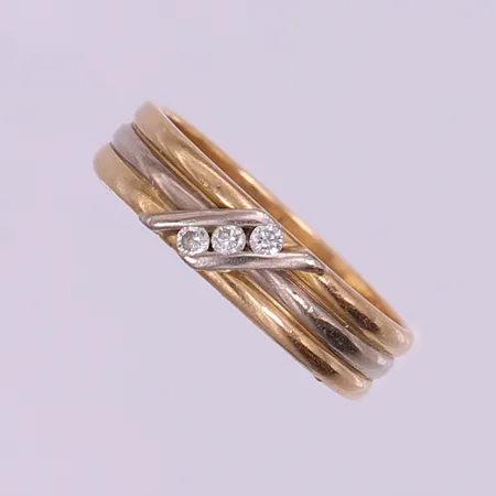 Ring tvåfärgad med diamanter ca 3x0,01ct, stl 17½, bredd 5mm Vikt: 4,3 g