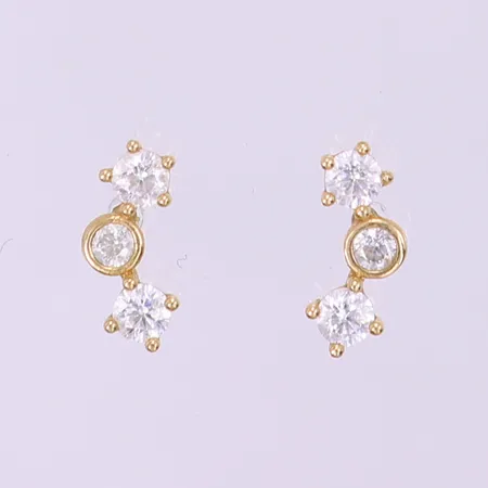 Ett par örhängen med vita stenar, ca 9,5x2,5mm, GHA. 18K  Vikt: 0,8 g
