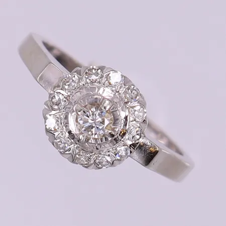 Ring med diamanter ca 1x0,12, 12x0,01ct, stl 16½, bredd 1,5-9mm, vitguld, några diamanter skadade. 18K  Vikt: 3,9 g