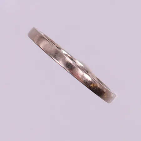 Ring slät,stl 17¾, bredd 2mm, vitguld. 18K Vikt: 2,9 g