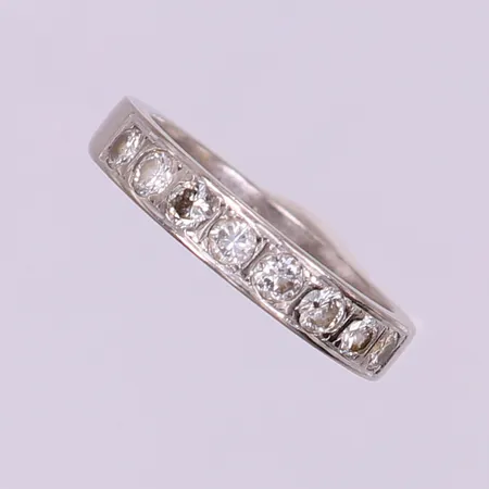 Ring med diamanter ca 8x0,05ct, stl 17, bredd 3,5mm. 18K  Vikt: 4,8 g