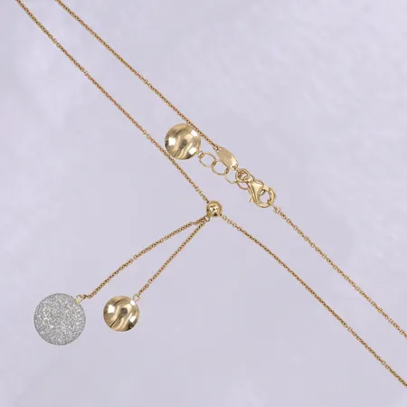 Collier med integrerat hänge med stenar, längd 42-44,5cm, bredd 1-15mm, 18K.  Vikt: 8,2 g