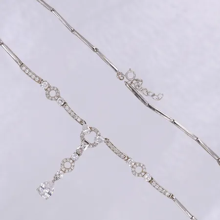 Collier med vita stenar, längd 40-43cm, bredd 2-8mm, silver 925/1000.  Vikt: 20 g