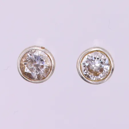 Ett par örhängen med vita stenar, Ø7mm, saknar snurrebussar, silver 925/1000.  Vikt: 1,2 g