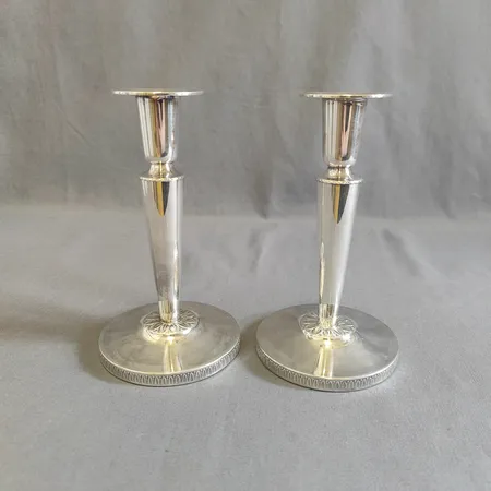 Ett par ljusstakar, höjd 15cm, fylld fot, silver 830/1000 bruttovikt: 368,5g 