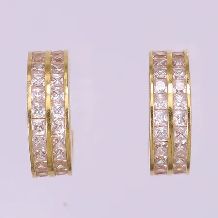 Ett par örhängen med stenar, Ø13mm, saknar snurrebussar, 18K.  Vikt: 6,2 g