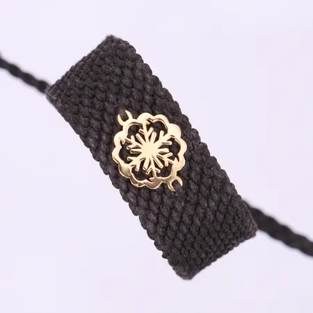 Armband i tyg med gulddetalj, justerbar storlek, bredd 19,5mm, 18K bruttovikt: 7,5g 