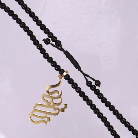 Collier med hänge samt svarta kulor, längd ca 72cm, bredd 6-28mm, justerbar längd, 18K bruttovikt: 45,7g Vikt: 45,7 g