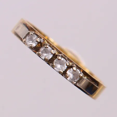 Ring med vita stenar, stl: 17½, bredd 3mm, fattning i vitguld, 18K.  Vikt: 2,7 g