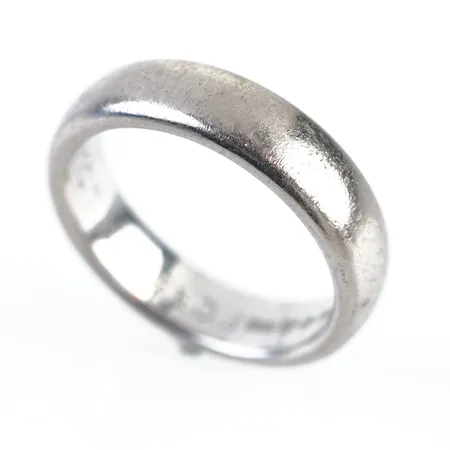 Ring, vitguld, stl 20(65), bredd 6mm, 18k, gravyr Vikt: 13,8 g